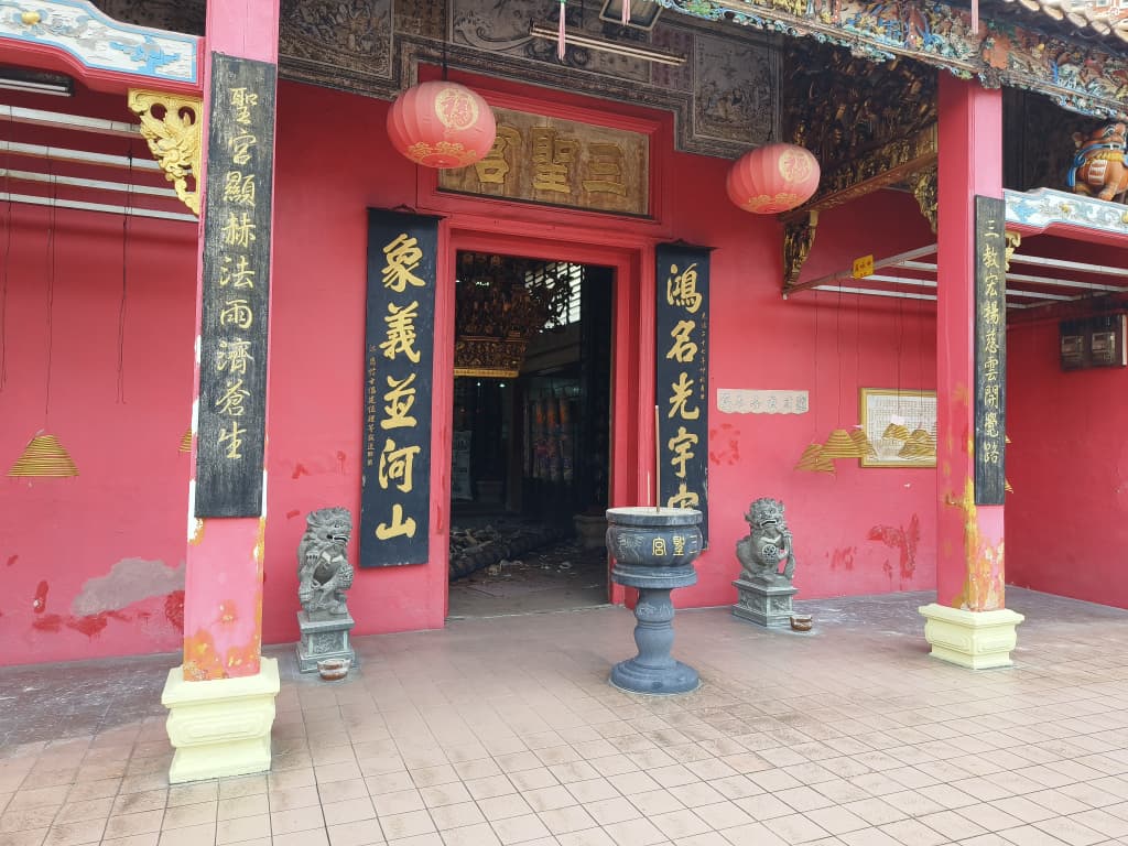 供星洲网：庇朥百年古庙横梁轰然倒下，所幸未有伤亡
