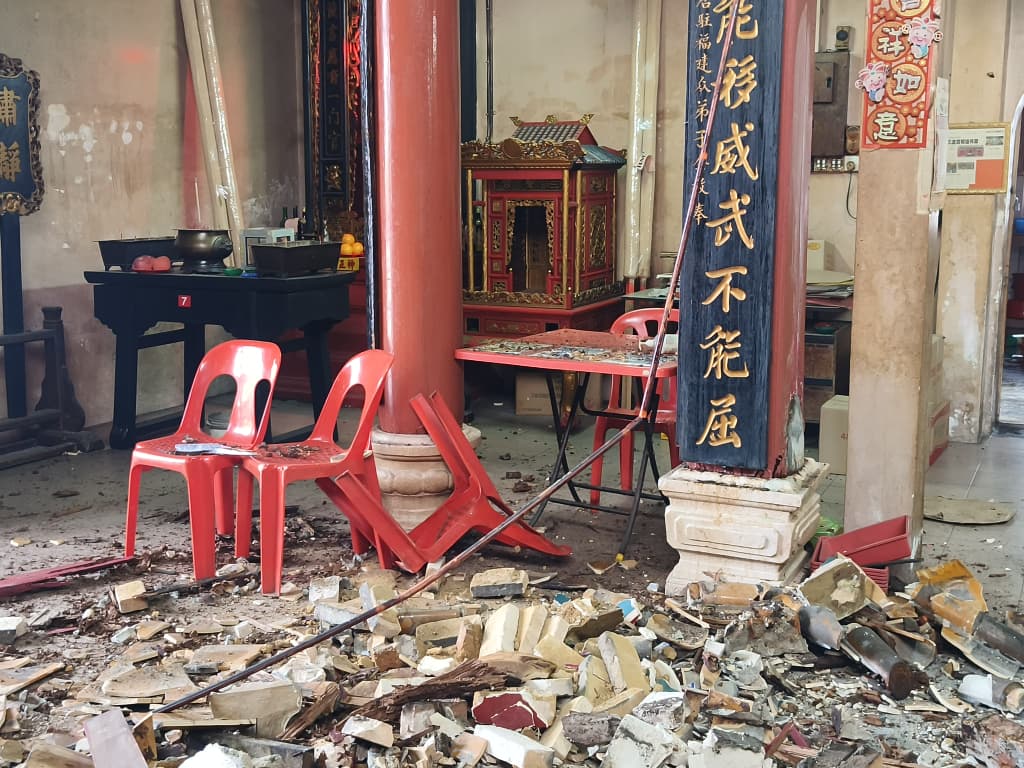 供星洲网：庇朥百年古庙横梁轰然倒下，所幸未有伤亡