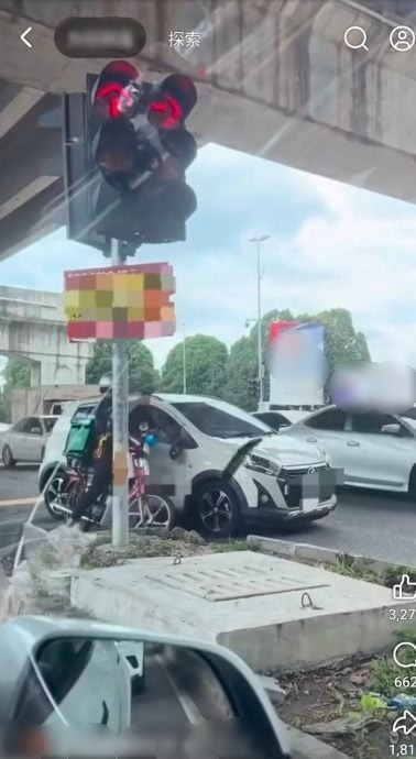 供星洲网:疑交通纠纷起冲突 外送员暴力破坏对方轿车