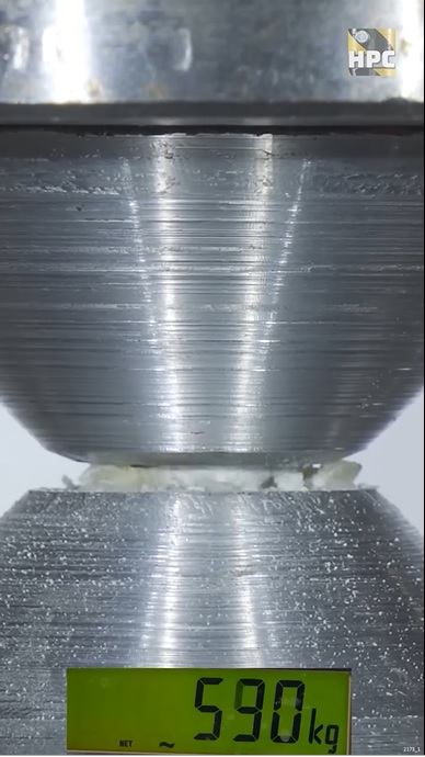 供星洲网：视频|一颗牙能承受半公吨液压？网民：看了牙疼！