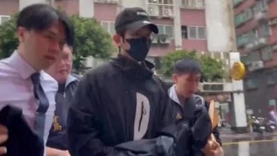 闪兵艺人| 修杰楷被警入屋上铐 贾静雯心痛小孩受惊吓