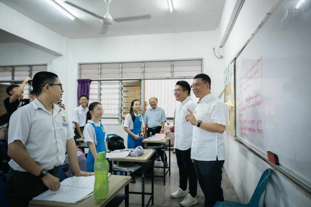 倪可敏吴家良赠56万大红包 三民华中换新课桌与风扇  