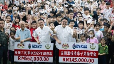 倪可敏吴家良赠56万大红包 三民华中换新课桌与风扇