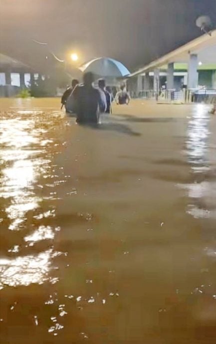 倾盆大雨洪水来袭 孩童抓衣架防被冲走