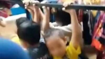 倾盆大雨洪水来袭 孩童抓衣架防被冲走