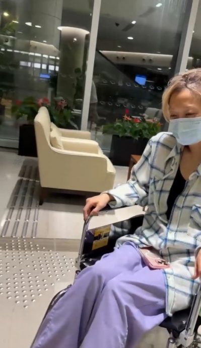 健身受伤腰部两处撕裂 郑秀文坐轮椅拄拐杖代步