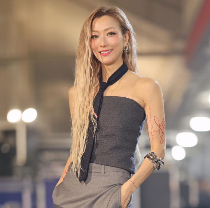 健身受伤腰部两处撕裂 郑秀文坐轮椅拄拐杖代步