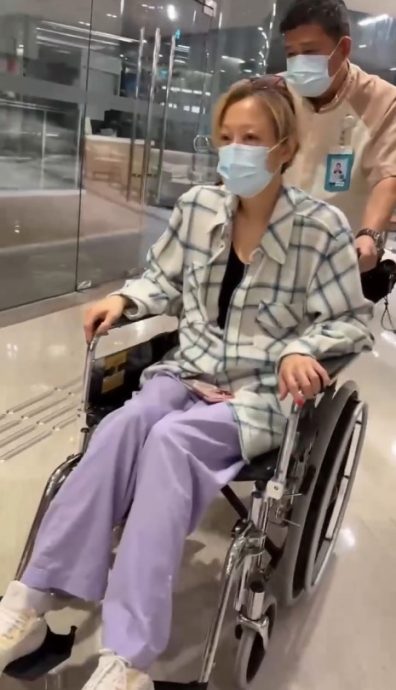 健身受伤腰部两处撕裂 郑秀文坐轮椅拄拐杖代步