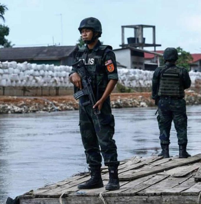 全国:吉兰丹州总警长拿督莫哈末尤索指出,在巴西马县兰斗班让一带沿著哥乐河修建安全防护墙,已被视为一项战略性必要措施,旨在有效遏制跨境走私活动,并维护我国在丹泰边界的国家主权。