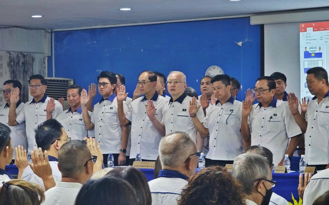 全国:马华总会长拿督斯里魏家祥表示,既然学校礼堂属于校产,如何使用理应交由董事会决定,酌情处理。政府不应该禁止在学校摆婚宴或有提供酒精饮料的社团晚宴。