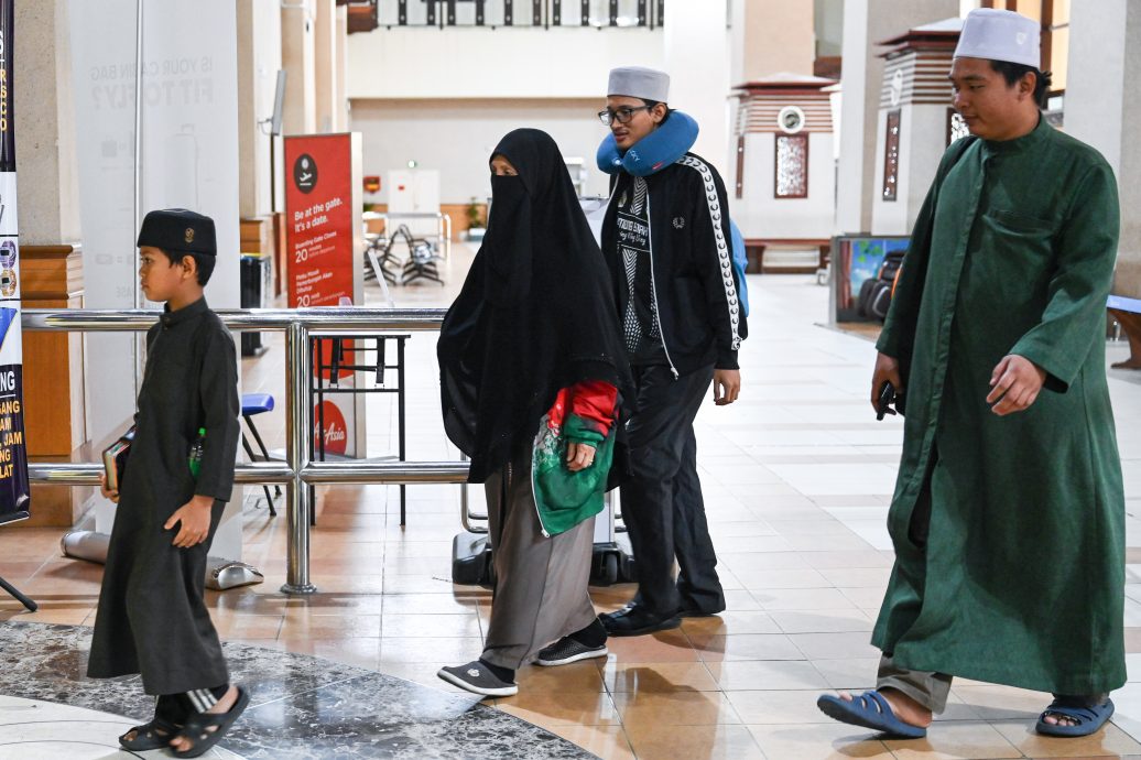 全国:(未签发)全球坚韧船队/参与全球坚韧船队任务的登嘉楼宗教师慕哈末阿都拉在被以色列军方扣留前约半小时,通过视讯电话叮嘱母亲,若自己被逮捕,不要为他感到担心,他已做好准备在加沙的战场上为伊斯兰牺牲(mati syahid)。