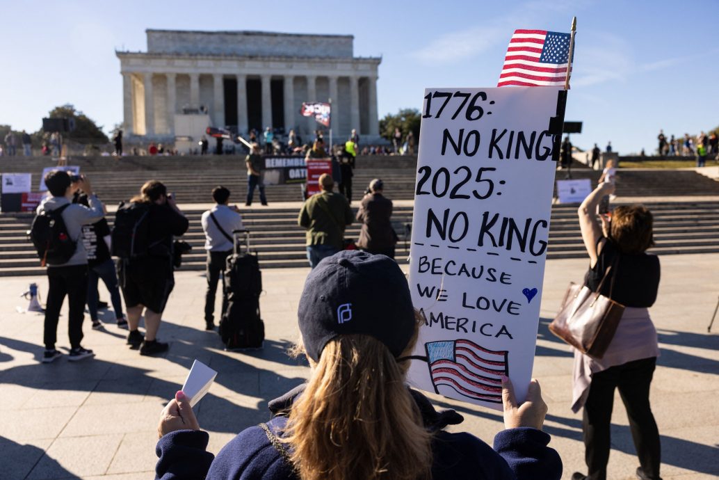 全美民众准备上街高喊“不要国王” 大城小镇示威衡量反特朗普怒火