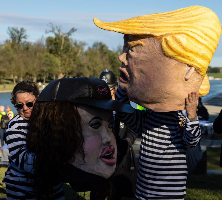 全美民众准备上街高喊“不要国王” 大城小镇示威衡量反特朗普怒火