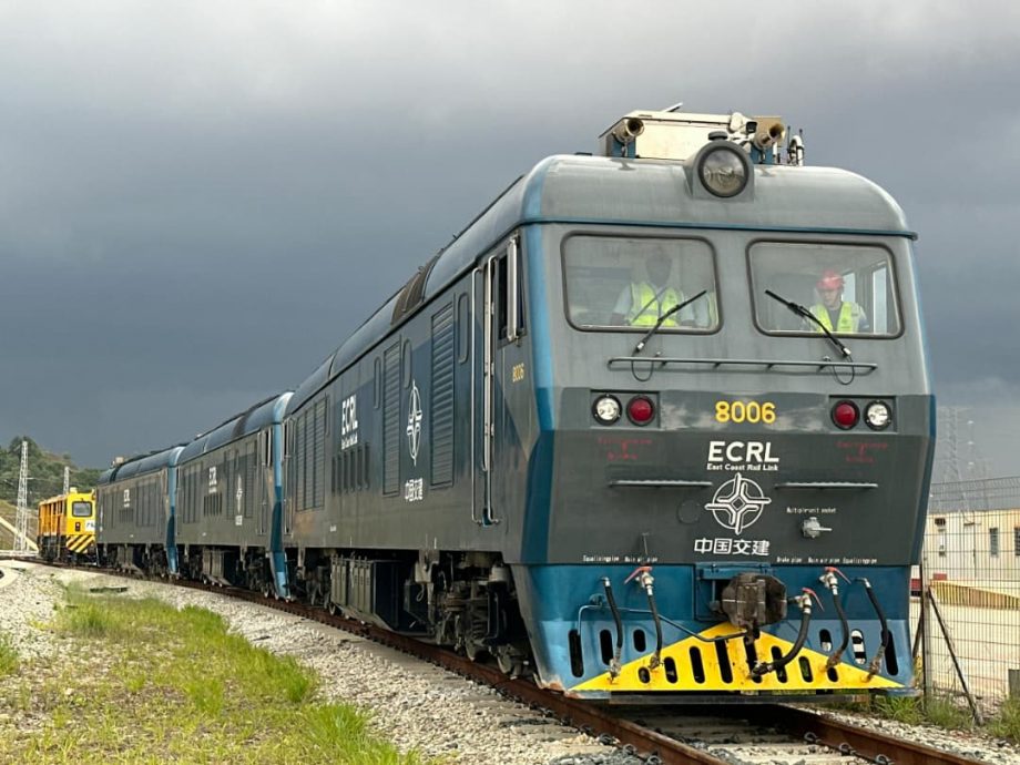 三名来自海事、软件技术与人力资源领域的大马青年，因共同的热情汇聚在同一条铁轨上，成为东海岸铁路计划首批助理列车驾驶员