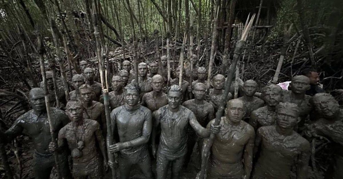 全：已签发／彭王储浴泥参加森林突击队训练照片广传，英勇帅气形象赢得网民一致赞扬。