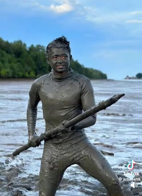 全：已签发／彭王储浴泥参加森林突击队训练照片广传，英勇帅气形象赢得网民一致赞扬。