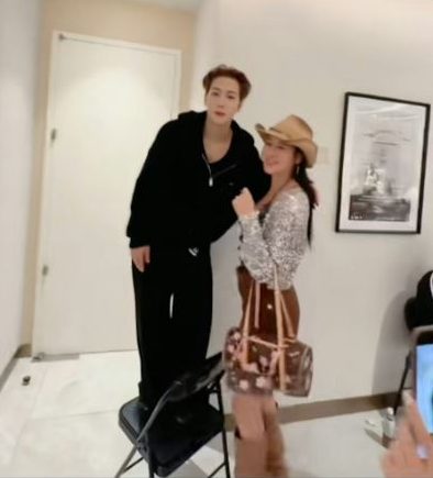 公开晒站凳子贴身合照 蒋丽莎被批不尊重王嘉尔