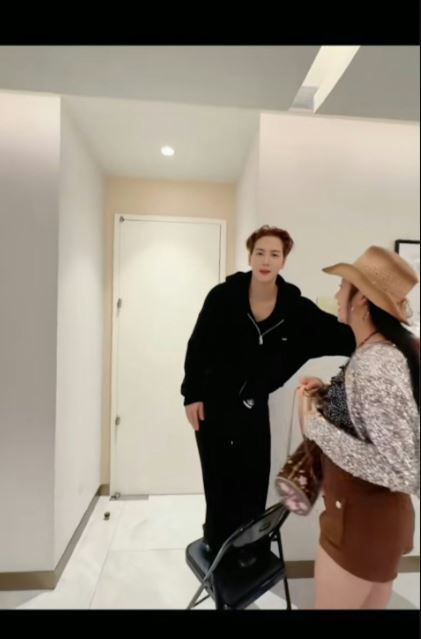 公开晒站凳子贴身合照 蒋丽莎被批不尊重王嘉尔