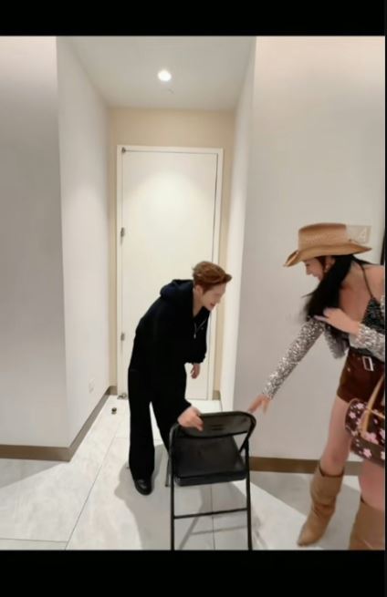 公开晒站凳子贴身合照 蒋丽莎被批不尊重王嘉尔