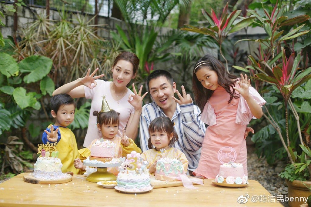 公开晒站凳子贴身合照 蒋丽莎被批不尊重王嘉尔