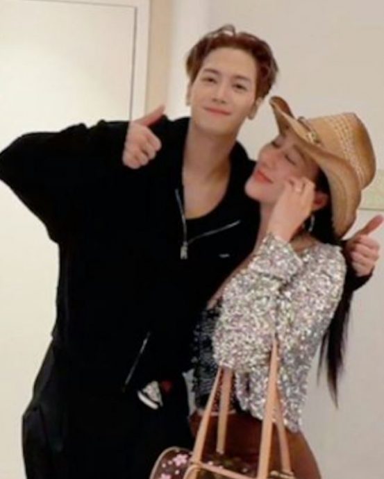 公开晒站凳子贴身合照 蒋丽莎被批不尊重王嘉尔