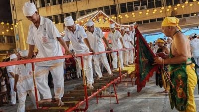关丹斗母宫九王爷诞 逾百信徒过刀桥场面热闹