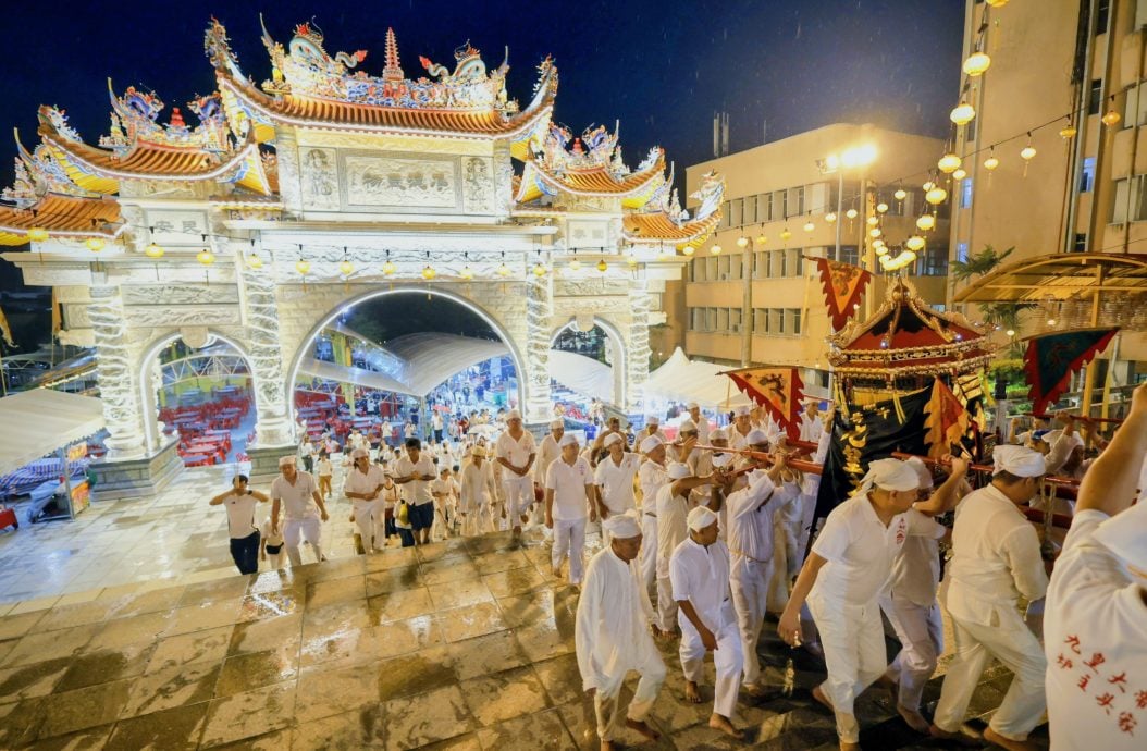 关丹斗母宫逾百人雨中恭迎九皇大帝圣驾回銮。