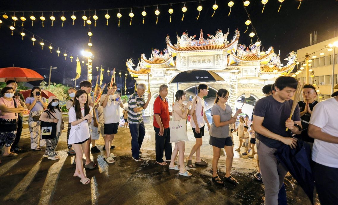 关丹斗母宫逾百人雨中恭迎九皇大帝圣驾回銮。