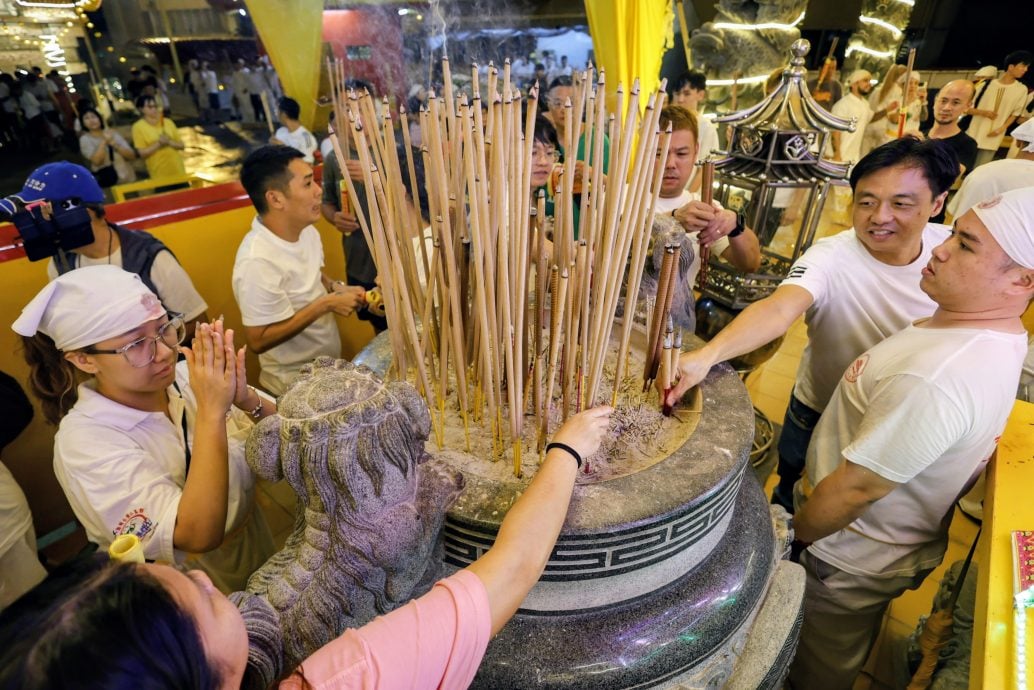 关丹斗母宫逾百人雨中恭迎九皇大帝圣驾回銮。