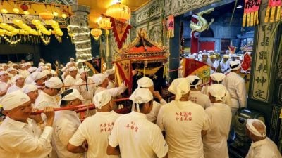 关丹斗母宫逾百人雨中恭迎九皇大帝圣驾回銮