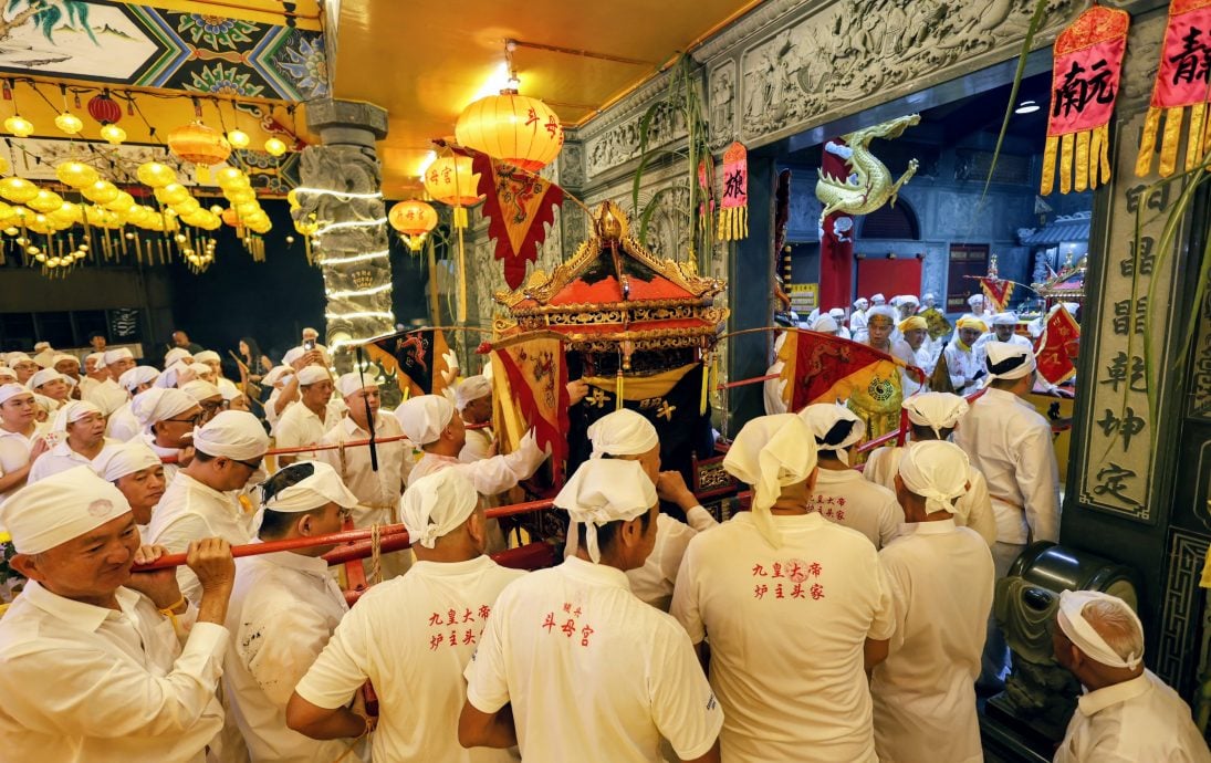关丹斗母宫逾百人雨中恭迎九皇大帝圣驾回銮。