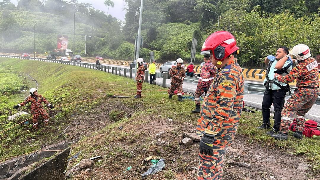 军人卡车翻落山坡 1死1伤