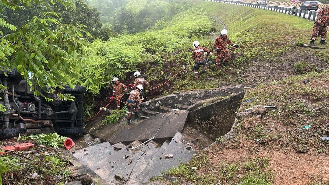 军人卡车翻落山坡 1死1伤