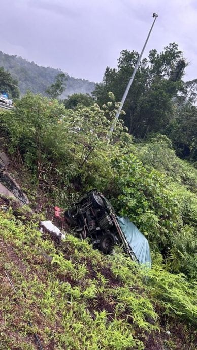 军人卡车翻落山坡 1死1伤