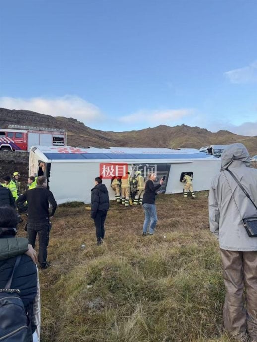 冰岛42人旅巴冲出公路侧翻10多人受伤　中国游客占半数