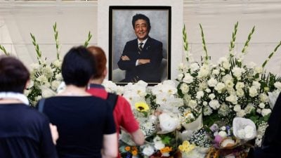 前日相安倍晋三遇刺案周二开审 700人排队抢抽旁听券