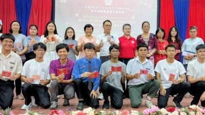 华联华中毕业典礼暨祈福会 颁奖予表现优异学生