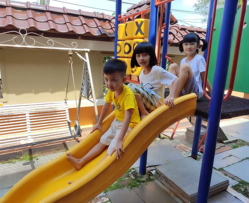 单亲父泪送儿女入Jaz 三姐弟开始过新生活