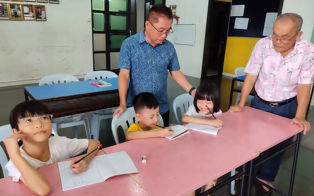 单亲父泪送儿女入Jaz 三姐弟开始过新生活