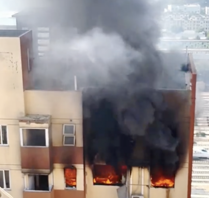 南京住宅气爆1死2伤 煤气外泄火舌乱窜黑烟滚滚