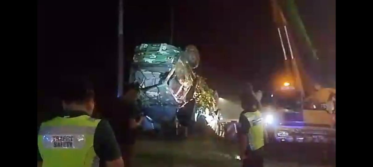 南北大道军车翻覆坠山沟 6伤者情况稳定