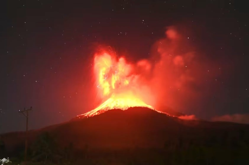 印尼火山喷发 火山灰滚滚冲入夜空