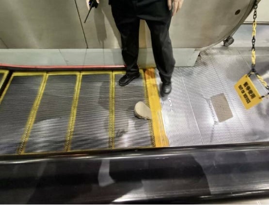 **即时国际**洞洞鞋卡住惹祸? 电扶梯突故障4人摔成一团