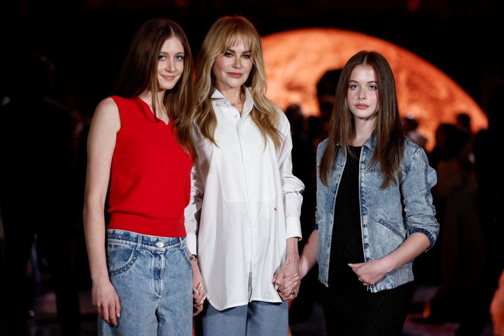 卸婚戒携女儿亮相时装周 妮歌洁曼婚变首露面