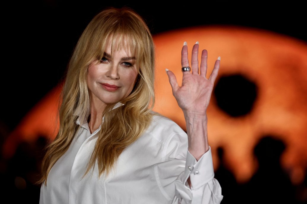 卸婚戒携女儿亮相时装周 妮歌洁曼婚变首露面