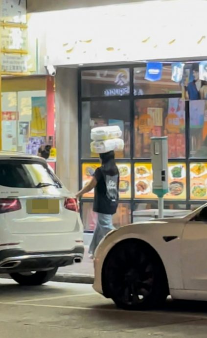 双手解放为刷手机？港女头顶大袋快步走 网赞太稳好有型！