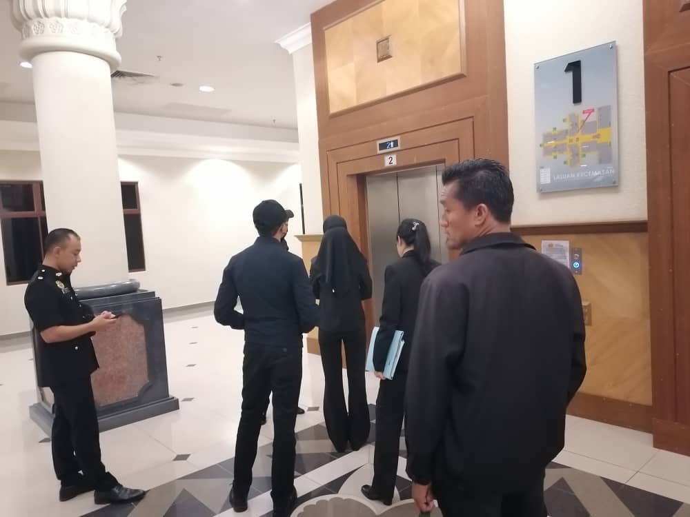 反贪委员会“天空行动”取缔,2涉贪逾10万令吉男女银行员面控。