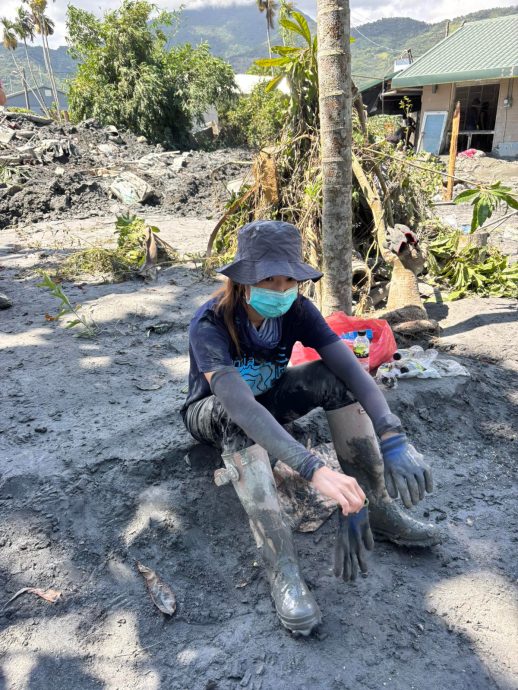 台女星自发参与花莲洪灾救援 “铲泥如马拉松，人力仍十分紧缺”