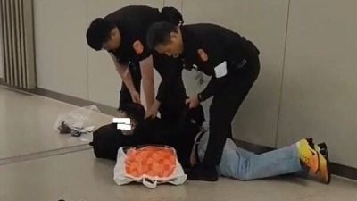 台男飞机上酒后抽烟 辱骂警员遭压地上铐