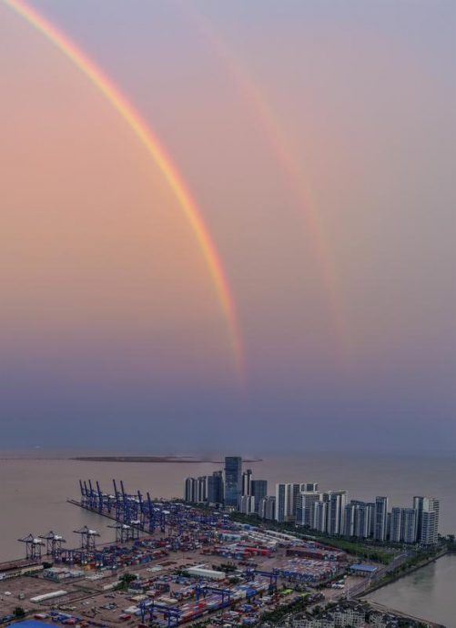 台风“麦德姆”在广西再次登陆 海南海口上空现双彩虹
